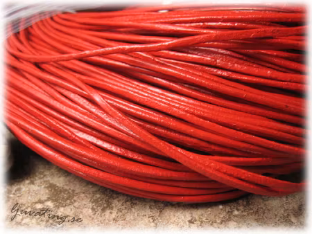 Runt läderband färg röd tjocklek ca 2 mm