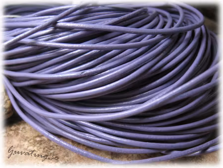 Runt läderband färg lila tjocklek ca 2 mm