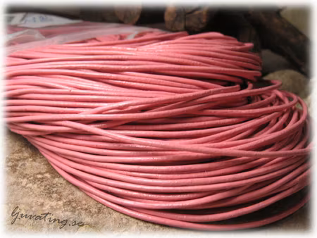 Runt läderband färg plommonrosa tjocklek ca 2 mm