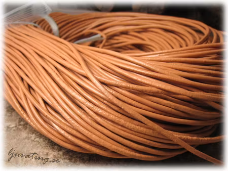 Runt läderband färg mörk beige tjocklek ca 2 mm