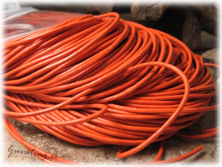 Runt läderband färg mörk orange tjocklek ca 2 mm
