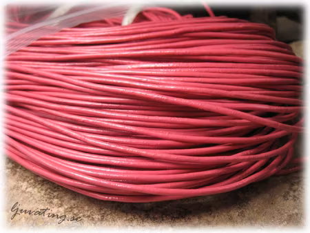 Runt läderband färg mörk cerise tjocklek ca 2 mm