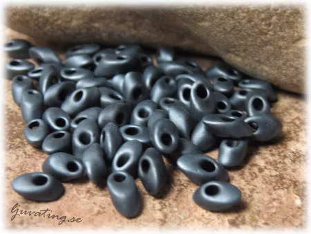 Long Magatamas frostad gunmetal 4x7 mm