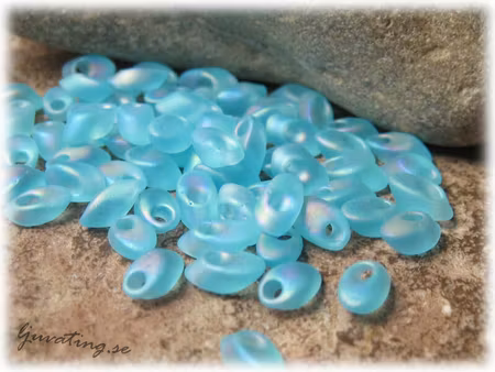 Long Magatamas frostad aqua AB 4x7 mm