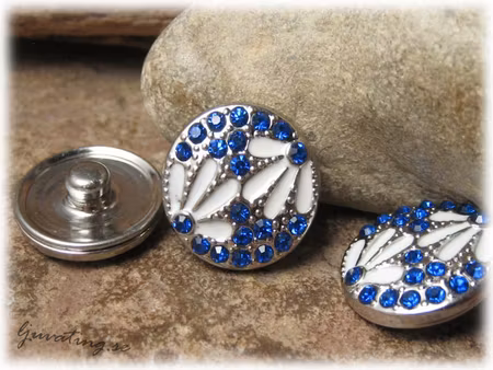 Chunk knapp vit emalj med blå stenar 19 mm