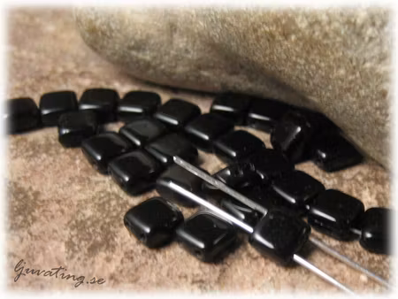 Tile bead jet svart 20-pack ca 6x6 mm 2 hål