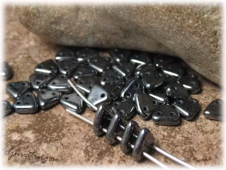 Czechmates triangel 30-pack hematitfärg 6 mm