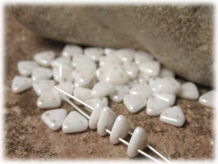 Czechmates triangel 30-pack vit med luster 6 mm