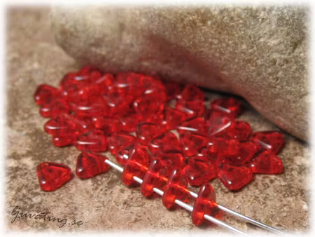 Czechmates triangel 30-pack siam ruby 6 mm