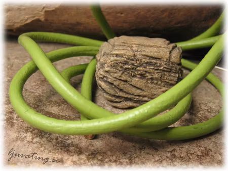 Limegrönt runt läderband tjocklek ca 4,5 mm