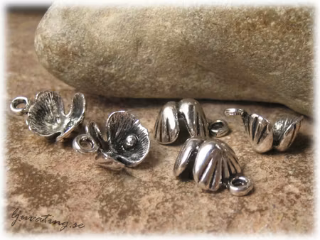 Berlock liten mussla i silverfärgad ca 14x11 mm