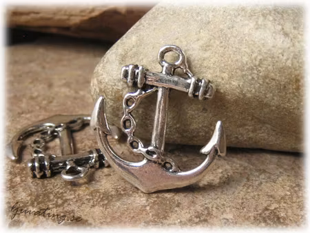 Berlock ankare i silverfärgad metall ca 27x24 mm