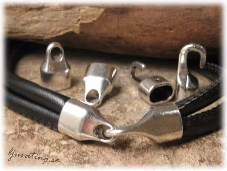 Silverfärgat haklås till läderband hål ca7x10,5 mm