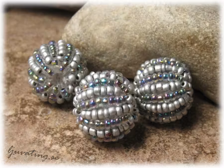 Pärlboll i syntet med seed beads grå/blå ca 18 mm