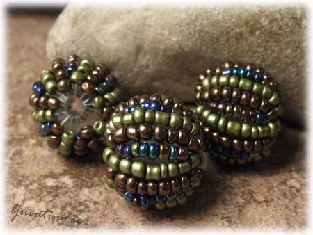 Pärlboll i syntet m seed beads brun/grön ca 18 mm