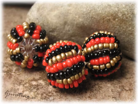 Pärlboll i syntet m seed beads röd/svart ca 18 mm