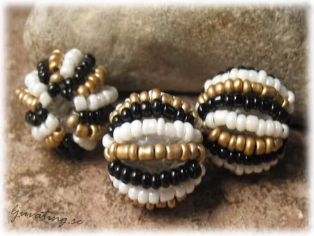 Pärlboll i syntet m seed beads svart/vit ca 18 mm