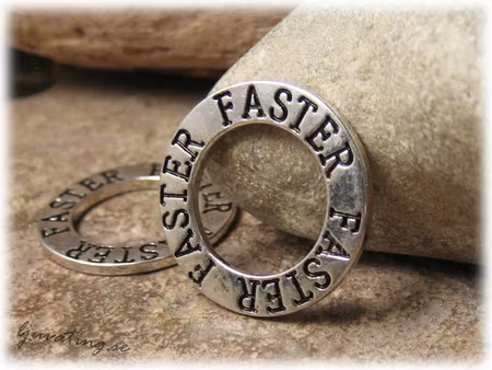 Ring med text FASTER dubbelsidig text ca 24 mm
