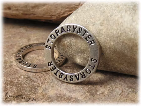 Ring text STORASYSTER dubbelsidig text ca 23 mm