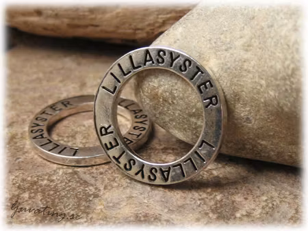 Ring text LILLASYSTER dubbelsidig text ca 23 mm