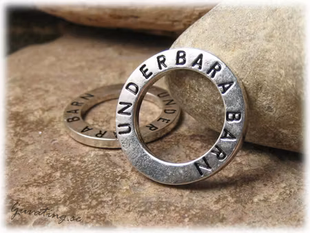 Ring text UNDERBARA BARN dubbelsidig text ca 23 mm