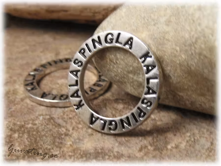 Ring text KALASPINGLA dubbelsidig text ca 23 mm