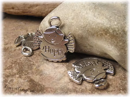 Berlock som inger hopp. Ängel med text Hope ca 25x26 mm