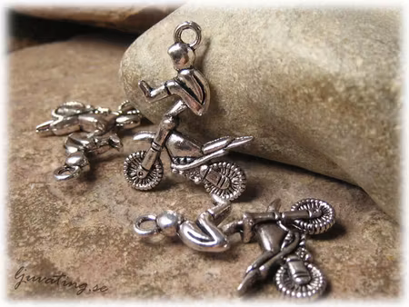 Berlock motorcykel med hoppande förare ca 30x22 mm