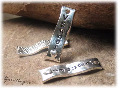 Avlångt vågigt hänge med text Vänner