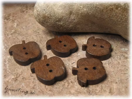 Knapp  i trä brunt äpple 1 styck ca 15x15 mm
