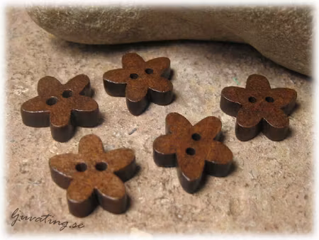 Knapp  i trä brunt stjärna 1 styck ca 15x15 mm