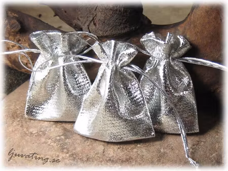 Smyckepåse liten glittrig silver ca 7x5 cm