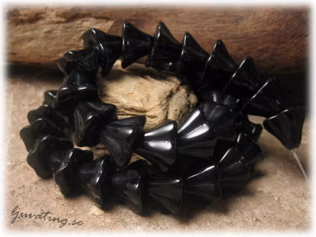 1 sträng svart änglakjol  ca 10 x 12 mm