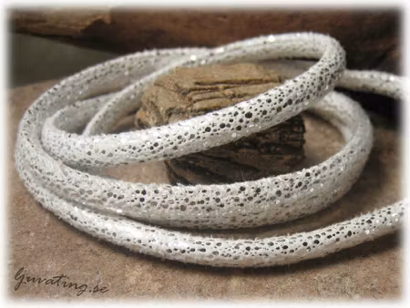 Läderimitation mjuk vit glittrig med söm ca 5 mm