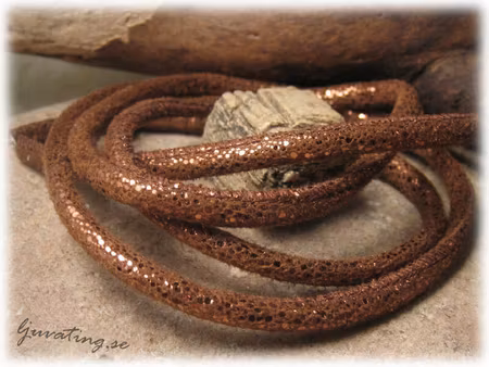 Läderimitation mjuk kopparbrun glittrig med söm ca 5 mm