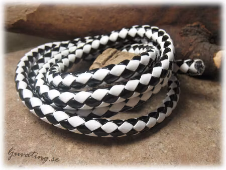 Flätat svart/vit läderimitation tjocklek ca 6,5 mm