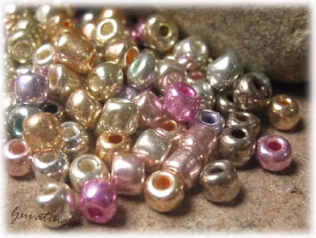 Seed beads i glas mix metallic färger storlek 6/0 ca 4 mm