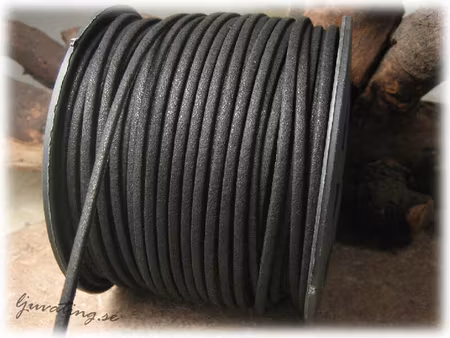 Svart fuskmocka lite glittrig bredd ca 3 mm