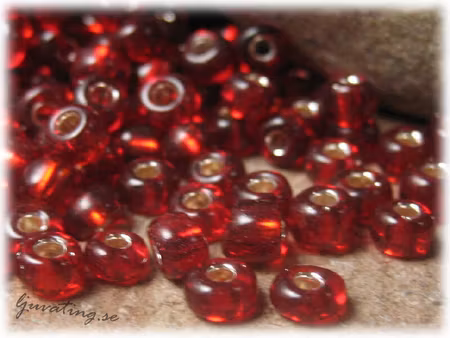 Seed beads i glas silverlined mörkröd storlek 6/0 ca 4 mm