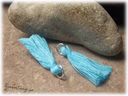 Liten ljusblå tofs tassel med ring ca 32 mm