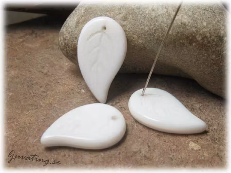 Glaspärla vitt blad / löv ca 25x15 mm