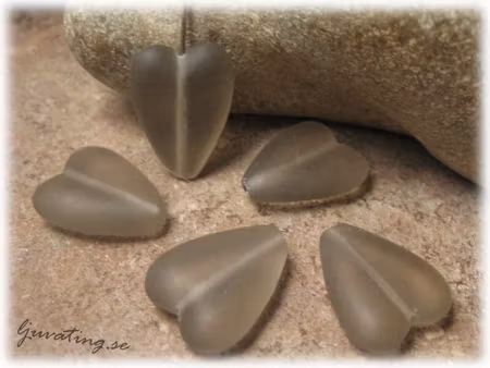 Glaspärla hjärta frostad black diamond ca 16x13 mm