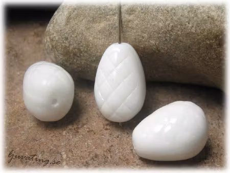 Opak vit mönstrad droppe ca 17x12 mm