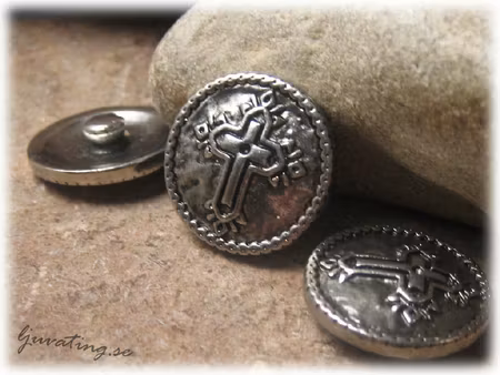 Chunk knapp i metall kors antikfinish ca 20 mm