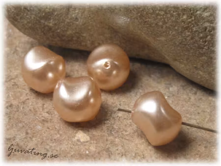 Beige vaxad oregelbunden glaspärla ca 12 mm