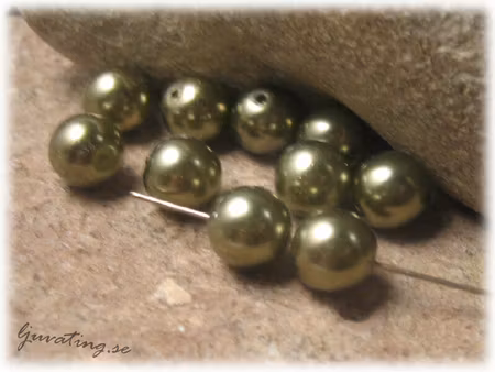 Vaxad mörk olivgrön glaspärla 10-pack ca 8 mm