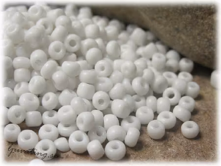 Seed beads opak gråvita storlek 8/0 ca 3 mm