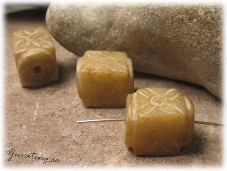 Kub ljusbrun sten med blommönster ca 15x12 mm