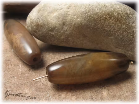 Smyckesten gråbrun stor avlång oval ca 41x14 mm