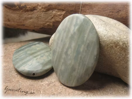 Greystone fläckig facetterad oval ca 40x30 mm